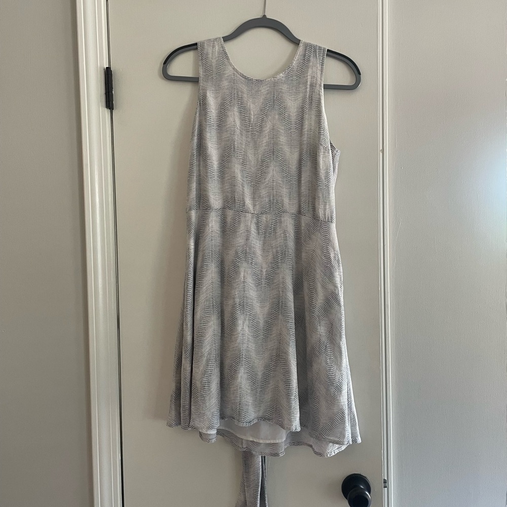 Gap fit n flare white and blue patterned dress